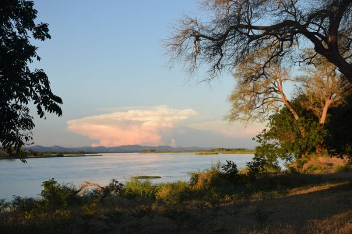069. Mana Pools kamperen aan de Zambezi.jpg